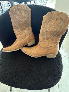 Cowboy boots tan leather look